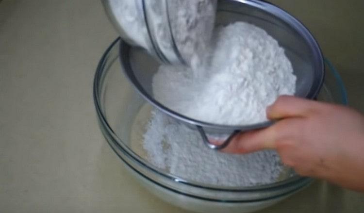 Setacciare il latte nella massa di kefir-lievito.