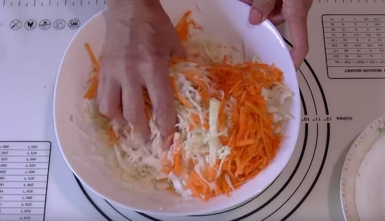 Настържете зелето, настържете морковите и ги разбъркайте.