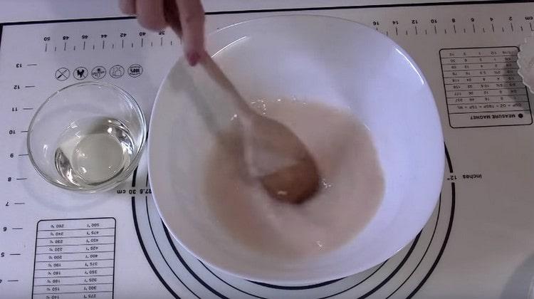 A tészta elkészítéséhez oldja fel az élesztőt meleg vízben.