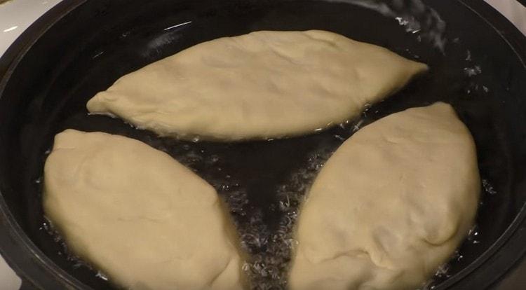 Αφού θερμαίσετε το φυτικό λάδι στο τηγάνι, βάλτε τις πίτες ραφής προς τα κάτω μέσα σε αυτό.