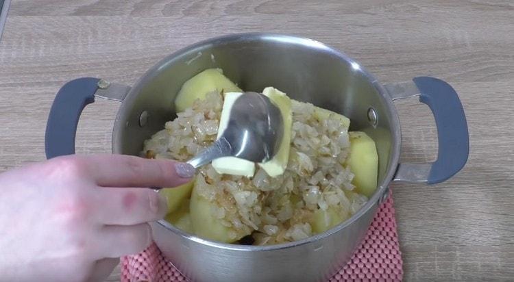 Προσθέστε το κρεμμύδι, το αλάτι, το πιπέρι και το βούτυρο στην τελική πατάτα.