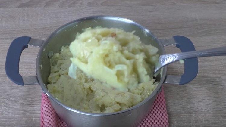 Kartoffelpüree gut kneten, fertig ist die Füllung.