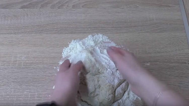 Versa la farina rimanente sul tavolo e impasta la pasta.