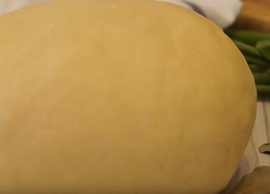 Wir bereiten das richtige Brandteiggebäck für Knödel mit Kartoffeln nach einem Schritt-für-Schritt-Rezept mit einem Foto vor.