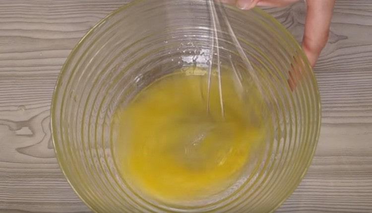 Mischen Sie das Ei mit Salz und Öl.