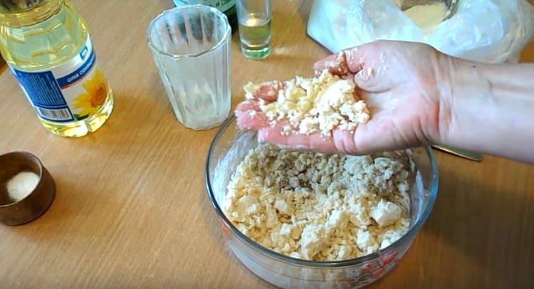 Aggiungi la farina all'olio vegetale e mescola la massa.