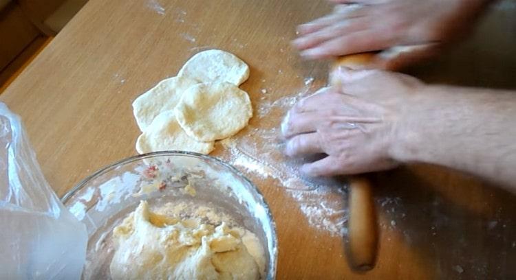 Chouxské pečivo na koláče lze rozvalovat a pečet.