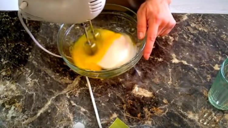 Kombinieren Sie die Eier mit Zucker. Mit einem Mixer schlagen.