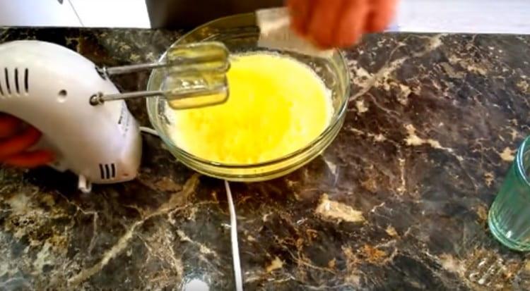 Į kiaušinių masę įpilkite vanilinio cukraus.