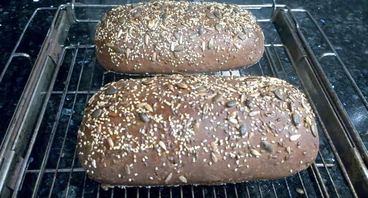Ορεκτικό ψωμί κρέμα με σπόρους είναι έτοιμο.