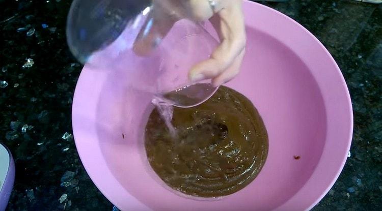 Metti la massa di crema pasticcera in una ciotola, aggiungi dell'acqua.