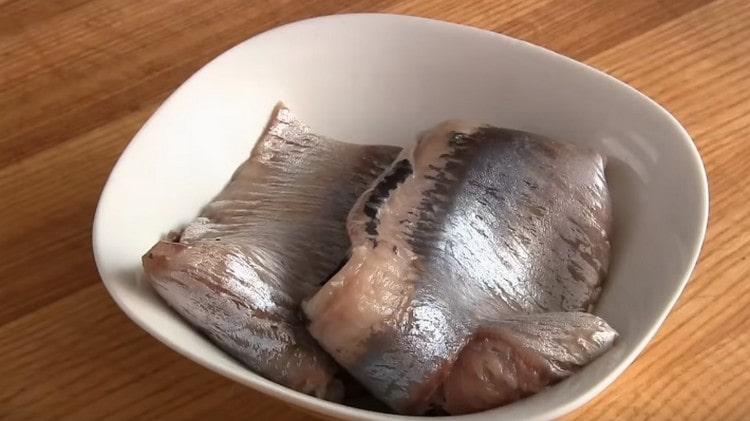 Nililinis namin ang herring, nakikibahagi sa filet.