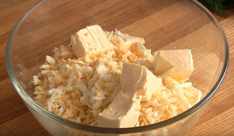 يُضاف الجبن الكريمي إلى البطاطس والبيض.