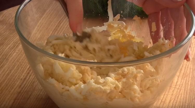 Mischen Sie die Eier gründlich mit Kartoffeln und Käse.