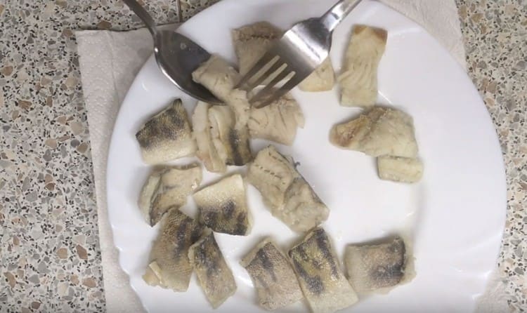 Disporre con cura i pezzi di pesce persico su un piatto con la pelle rivolta verso il basso.