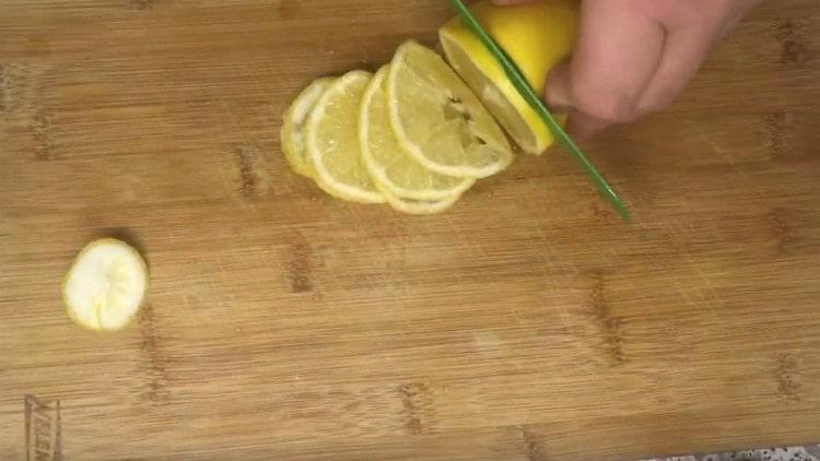 Για τη βαφή θα χρησιμοποιήσουμε λεπτές φέτες λεμονιού.