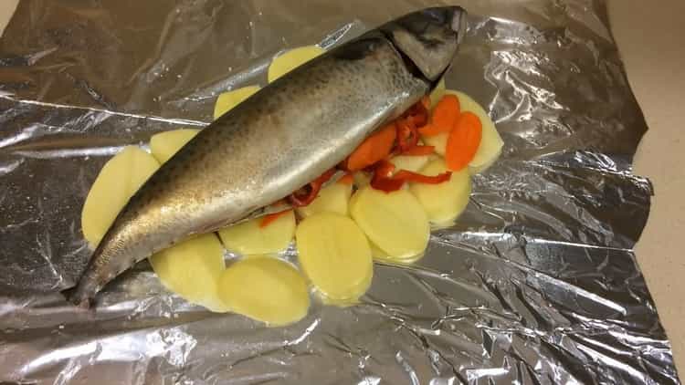 Um Makrelen in Folie im Ofen zuzubereiten, legen Sie die Zutaten auf die Folie