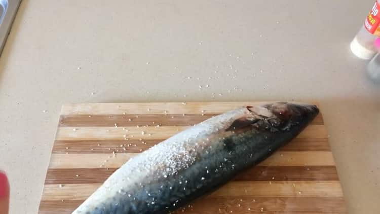 Um Makrelen in Folie im Ofen zuzubereiten, bereiten Sie die Gewürze vor