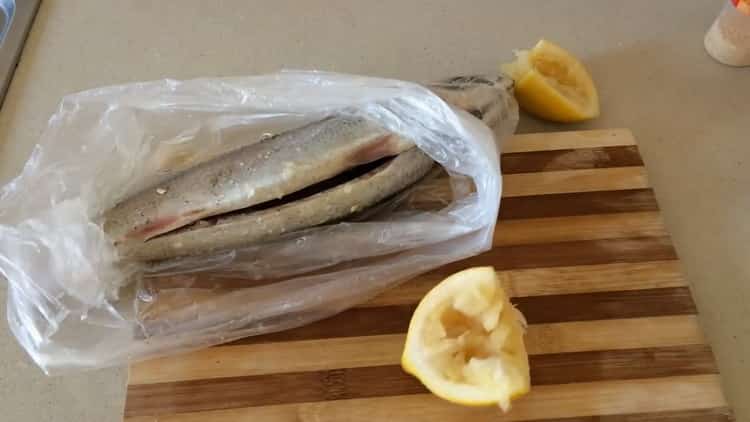 Zum Garen von Makrelen in einer Folie im Ofen den Fisch salzen