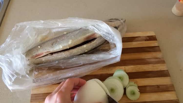 Pro vaření makrely ve fólii v troubě nasekejte cibuli