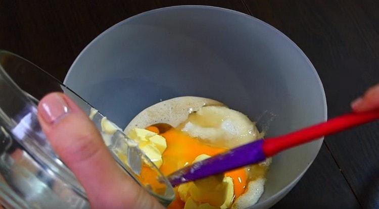 Mischen Sie in einer Schüssel den Teig, die Hefemischung, fügen Sie das Ei, den Zucker und die Butter hinzu.