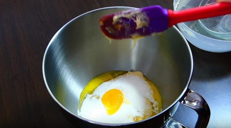 Когато тестото е подходящо, го сложете в купата на миксера, добавете захарта и яйцето.