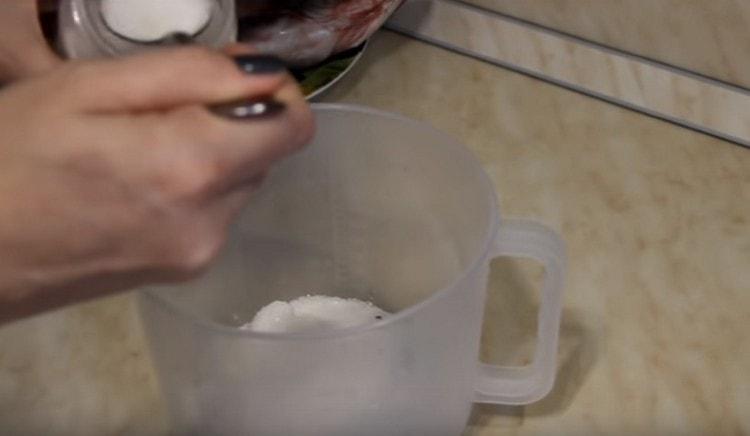 صب الملح والسكر في وعاء عميق ، ووضع ورقة الغار ، والفلفل.