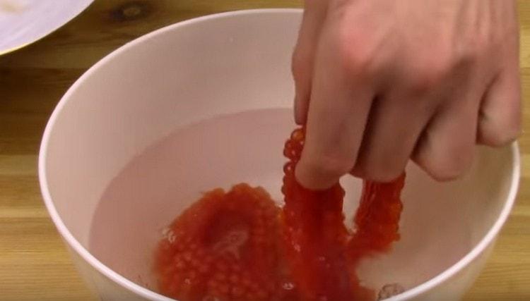 Ilagay ang caviar sa solusyon ng asin.