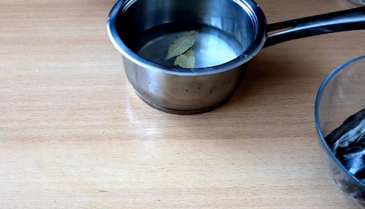 Pro přípravu marinády přidejte do vody sůl, cukr, pepř a bobkový list.