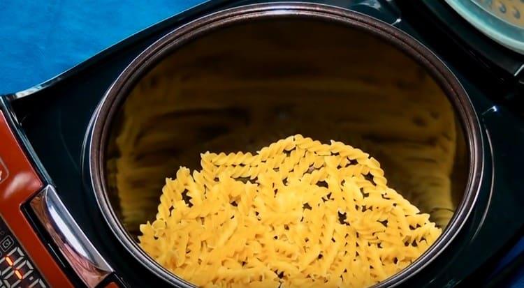 Ibuhos ang pasta sa mangkok ng multicooker.