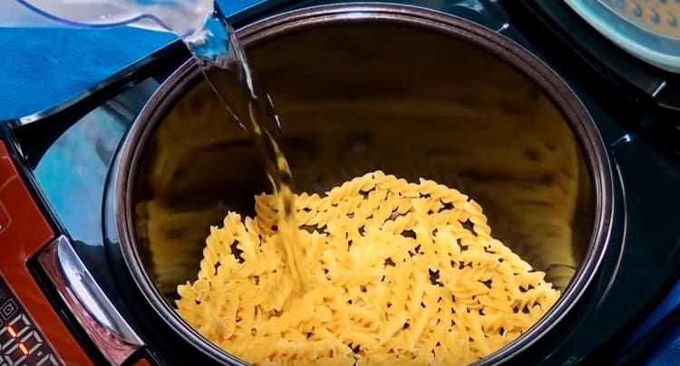 Aggiungi acqua in modo che copra solo leggermente la pasta.