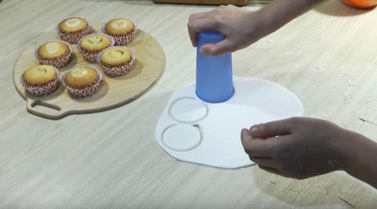 Je nach Größe der Cupcakes drücken wir ein Glas Mastix aus.