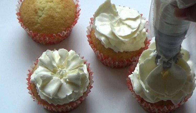 Τα cupcakes που παρασκευάζονται σύμφωνα με την κλασική συνταγή μπορούν να διακοσμηθούν με κρέμα.