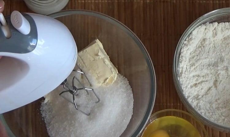 Separat die Butter mit einem Mixer mit Zucker verquirlen.
