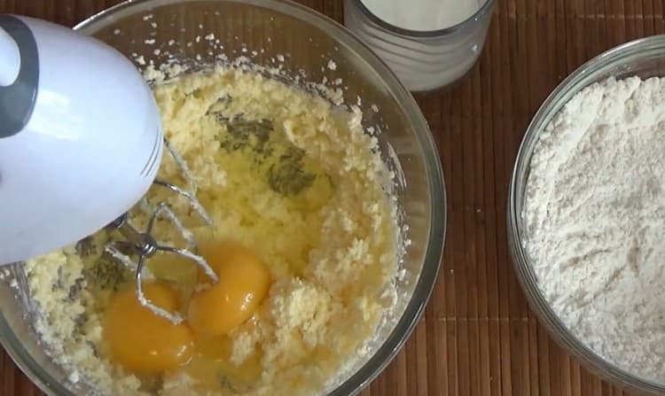 Přidejte vejce do máslové hmoty a znovu bili.