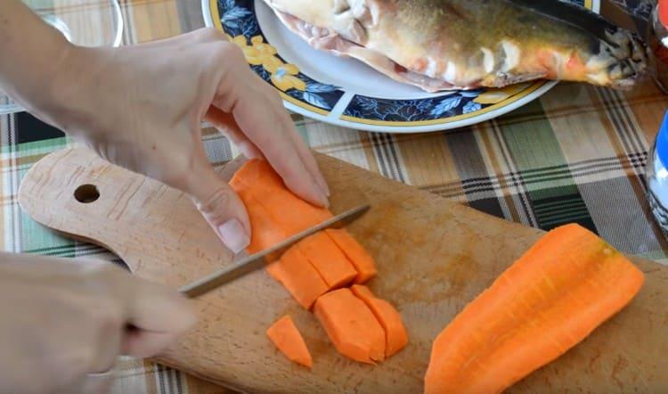 Нарязваме едри моркови на кубчета.