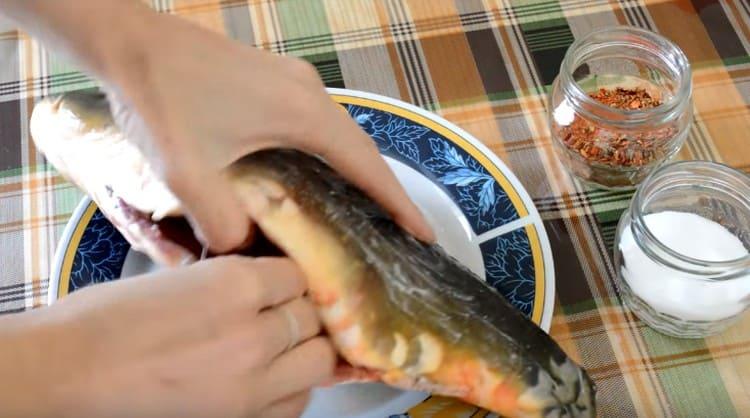 Lubrificare il pesce dentro e fuori con sale.