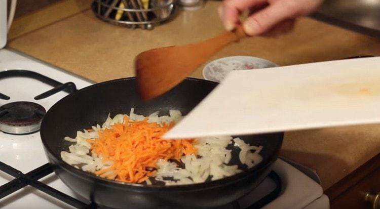 In una padella passiamo cipolle e carote tritate finemente.