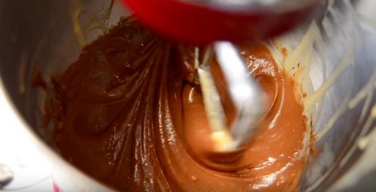 mescolare l'impasto con il cacao con un mixer.