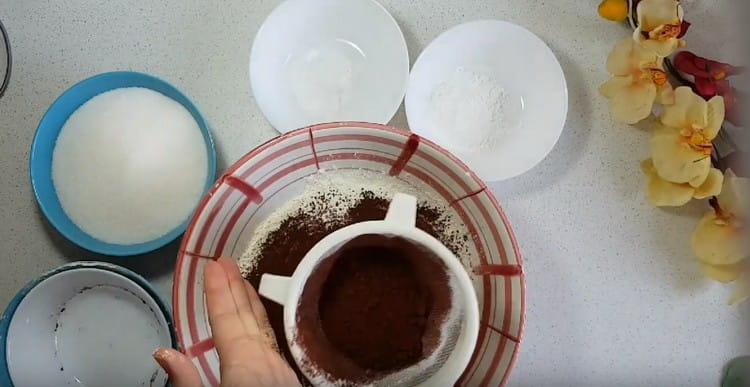 Kakao zu Mehl sieben, Backpulver hinzufügen.