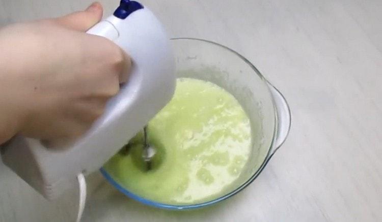 Eier mit einem Mixer mit Zucker schlagen.