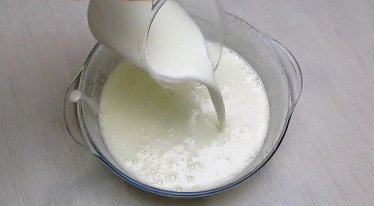 أضف الزيت النباتي والحليب إلى كتلة البيض.