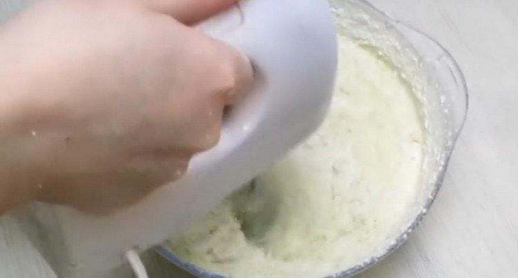 Adjuk hozzá a lisztet. a sütőpor és a keverő homogenizálja a tésztát.