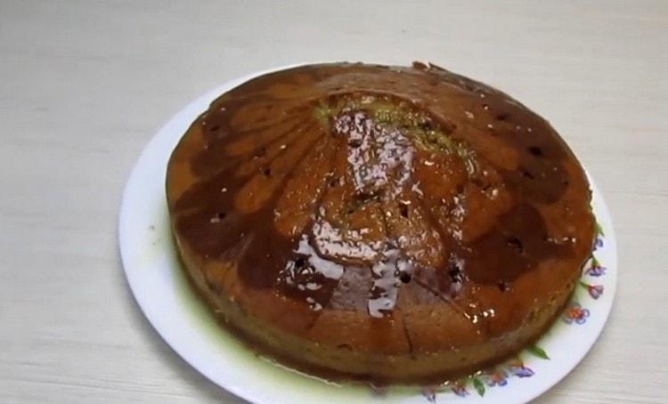 Falls gewünscht, kann das im Ofen gekochte Muffin mit geschmolzener Schokolade gegossen werden.