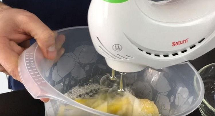 Eier mit einem Mixer mit Zucker verquirlen.