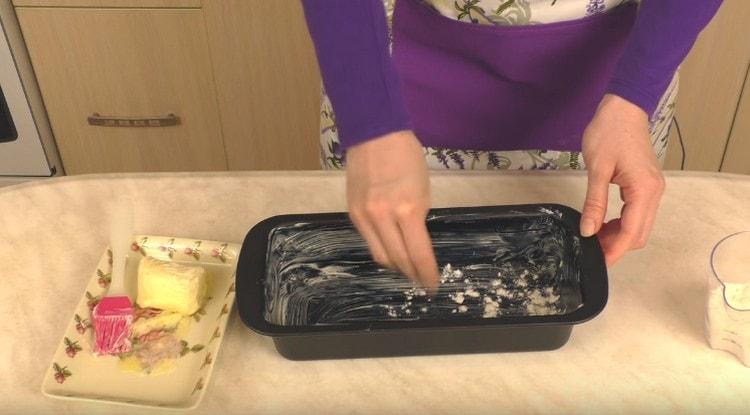 Kepimo indą sutepkite sviestu ir lengvai pabarstykite miltais.