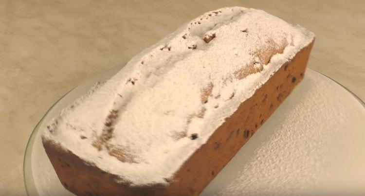 След изпичането можете да поръсите класически кекс с пудра захар.