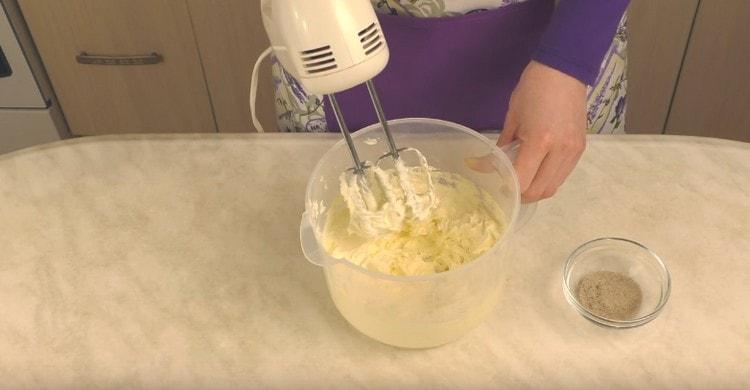 Į sviestą įpilkite cukraus pudros ir plakite mikseriu.