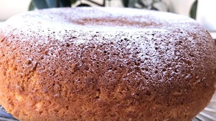 Кефирен кекс, направен във фурната по тази рецепта, също може да бъде поръсен с пудра захар преди сервиране.