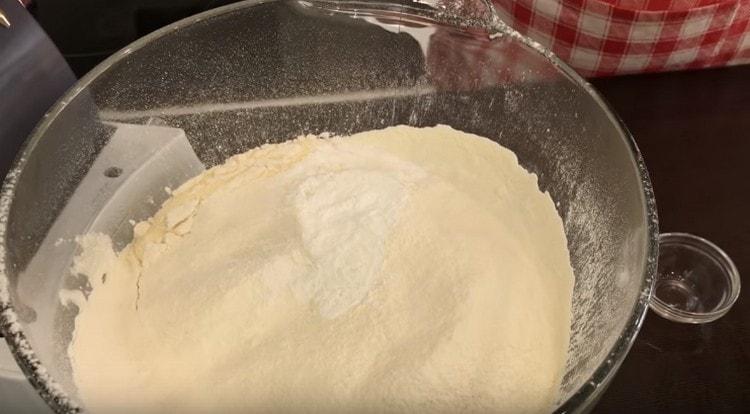 Αφαιρέστε το αλεύρι στη μάζα των αυγών, προσθέστε τη σκόνη ψησίματος.